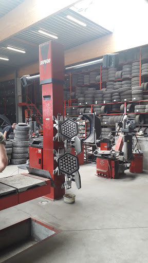 photo intérieur garage avec outillages, pneus, machines pour démonter les pneus
